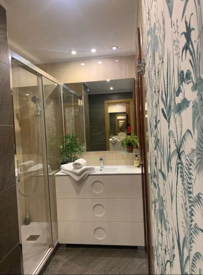 Bonito y excelente piso situado en la icónica Plaza de La Nogalera, en pleno centro de Torremolinos.