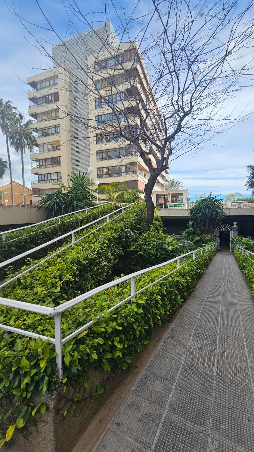 Bonito y excelente piso situado en la icónica Plaza de La Nogalera, en pleno centro de Torremolinos.