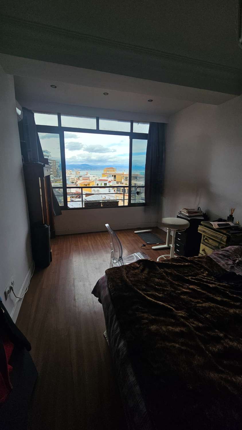 Bonito y excelente piso situado en la icónica Plaza de La Nogalera, en pleno centro de Torremolinos.