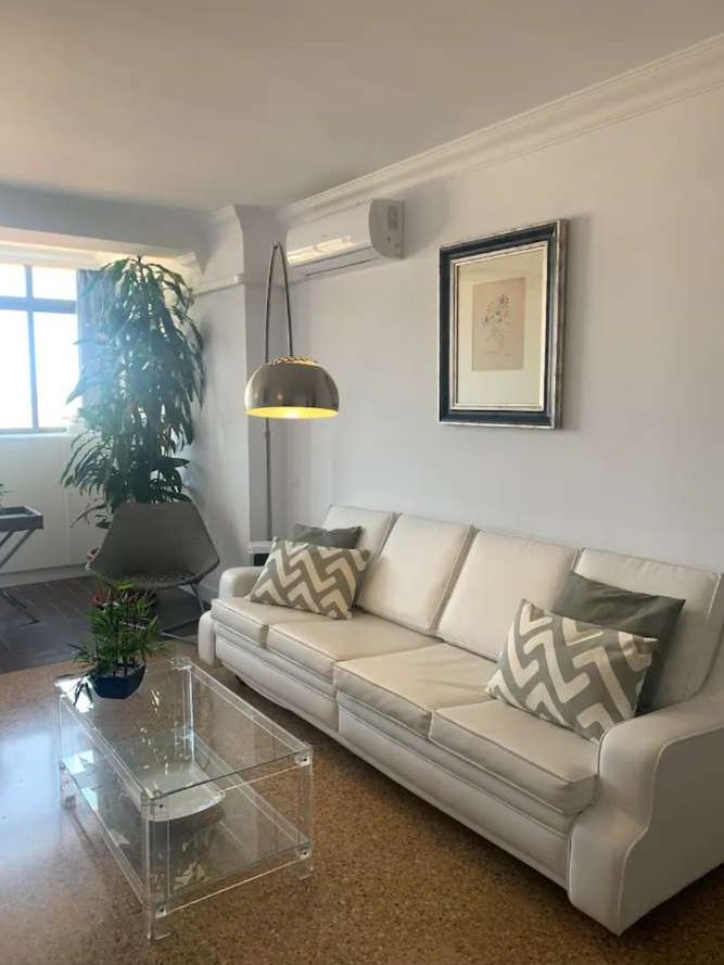 Bonito y excelente piso situado en la icónica Plaza de La Nogalera, en pleno centro de Torremolinos.