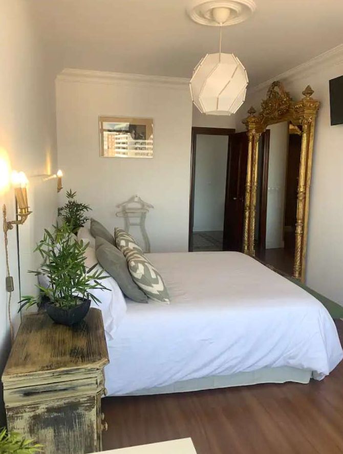 Bonito y excelente piso situado en la icónica Plaza de La Nogalera, en pleno centro de Torremolinos.