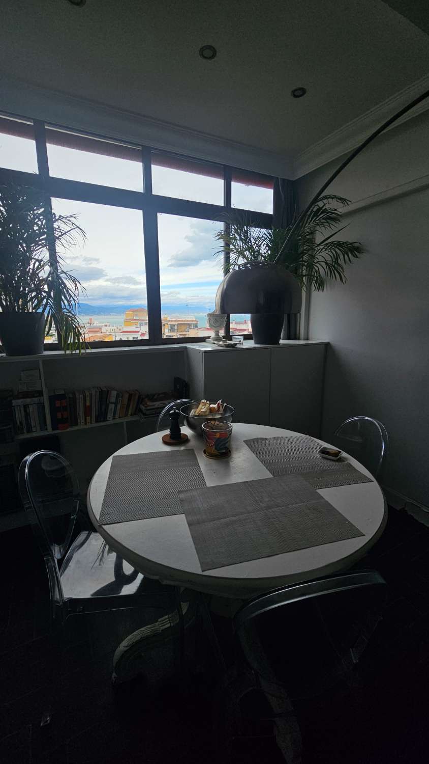 Bonito y excelente piso situado en la icónica Plaza de La Nogalera, en pleno centro de Torremolinos.