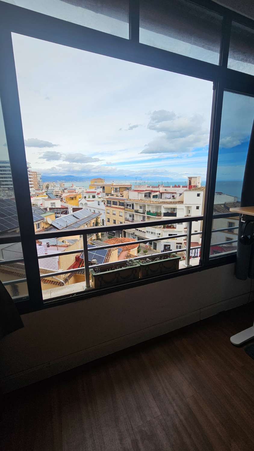 Bonito y excelente piso situado en la icónica Plaza de La Nogalera, en pleno centro de Torremolinos.