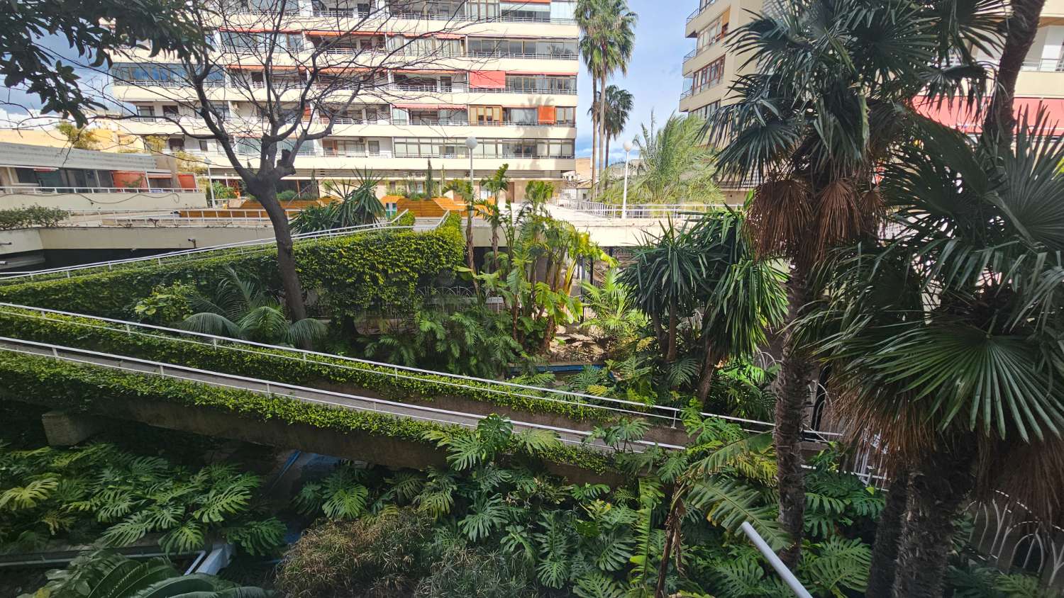 Bonito y excelente piso situado en la icónica Plaza de La Nogalera, en pleno centro de Torremolinos.