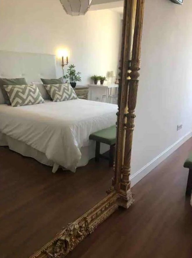 Bonito y excelente piso situado en la icónica Plaza de La Nogalera, en pleno centro de Torremolinos.