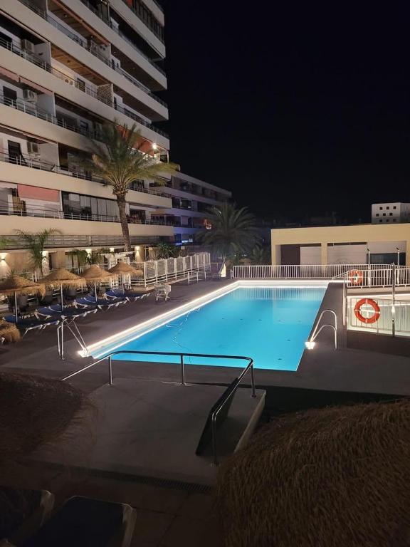 Bonito y excelente piso situado en la icónica Plaza de La Nogalera, en pleno centro de Torremolinos.