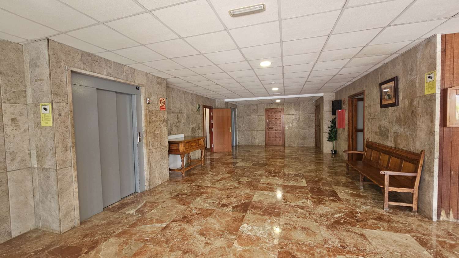 Bonito y excelente piso situado en la icónica Plaza de La Nogalera, en pleno centro de Torremolinos.