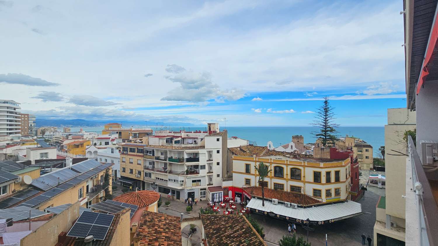 Bonito y excelente piso situado en la icónica Plaza de La Nogalera, en pleno centro de Torremolinos.