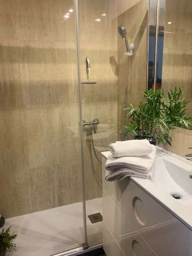 Bonito y excelente piso situado en la icónica Plaza de La Nogalera, en pleno centro de Torremolinos.