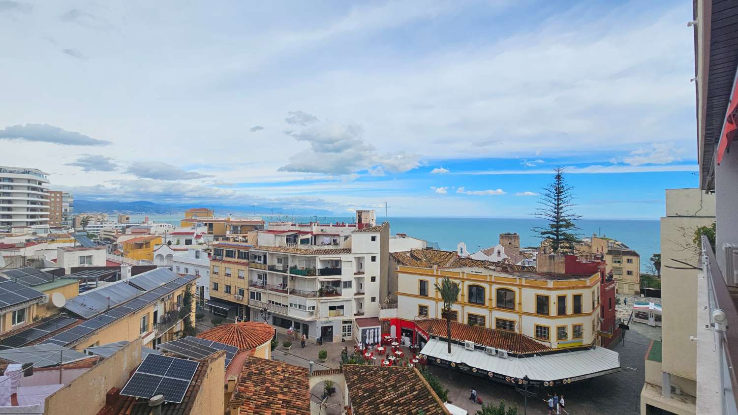 Bonito y excelente piso situado en la icónica Plaza de La Nogalera, en pleno centro de Torremolinos.