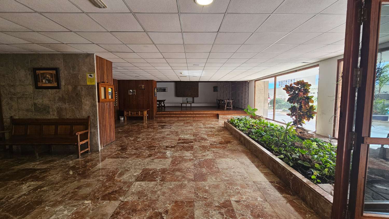 Bonito y excelente piso situado en la icónica Plaza de La Nogalera, en pleno centro de Torremolinos.