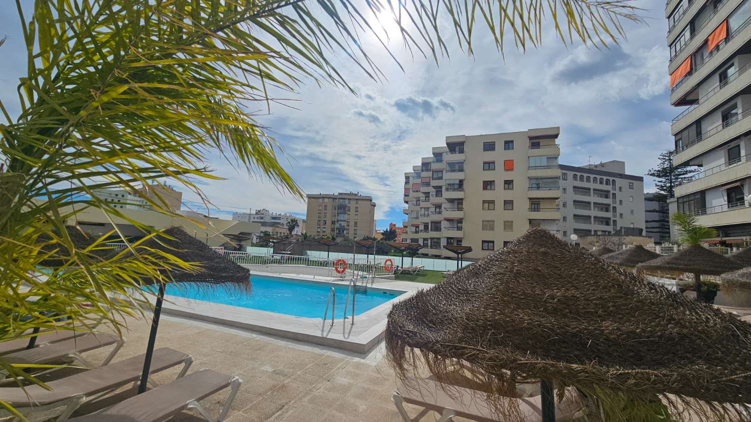 Bonito y excelente piso situado en la icónica Plaza de La Nogalera, en pleno centro de Torremolinos.