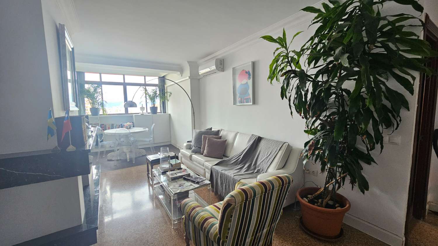 Bonito y excelente piso situado en la icónica Plaza de La Nogalera, en pleno centro de Torremolinos.