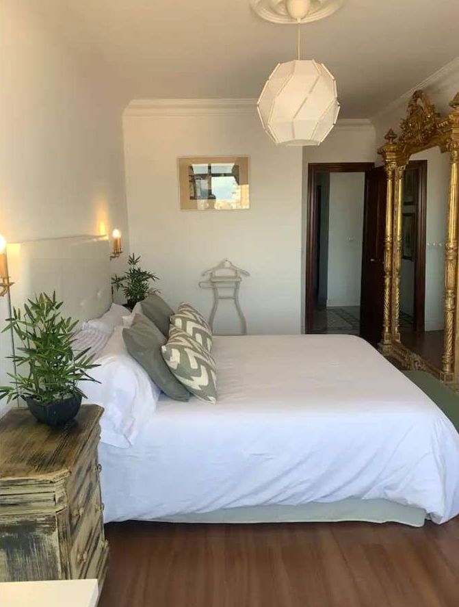 Bonito y excelente piso situado en la icónica Plaza de La Nogalera, en pleno centro de Torremolinos.