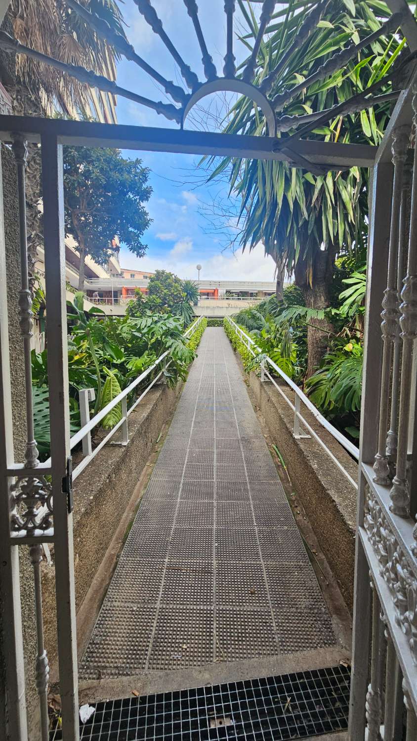 Bonito y excelente piso situado en la icónica Plaza de La Nogalera, en pleno centro de Torremolinos.