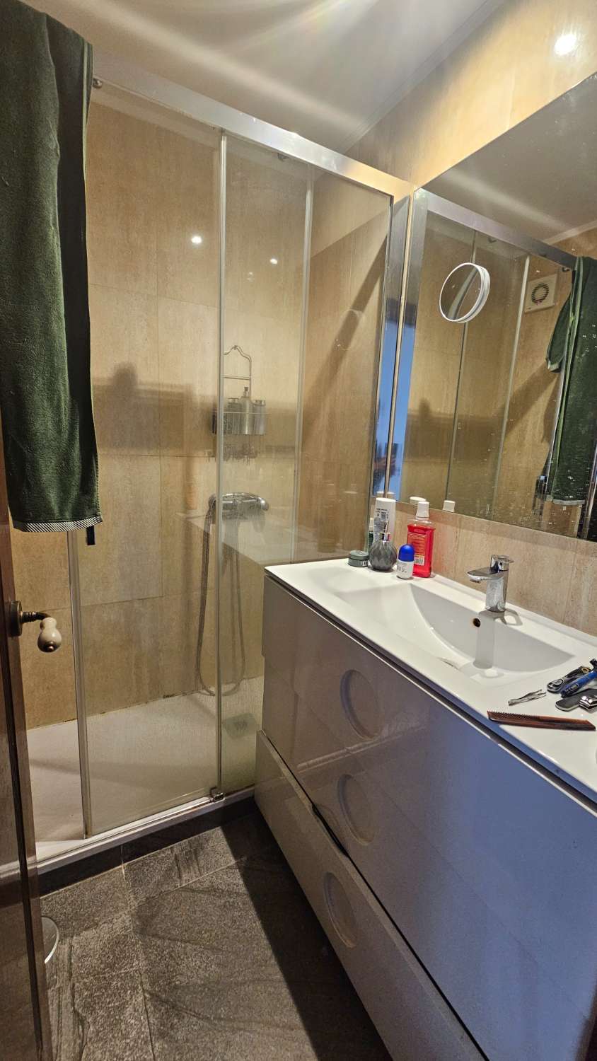 Bonito y excelente piso situado en la icónica Plaza de La Nogalera, en pleno centro de Torremolinos.