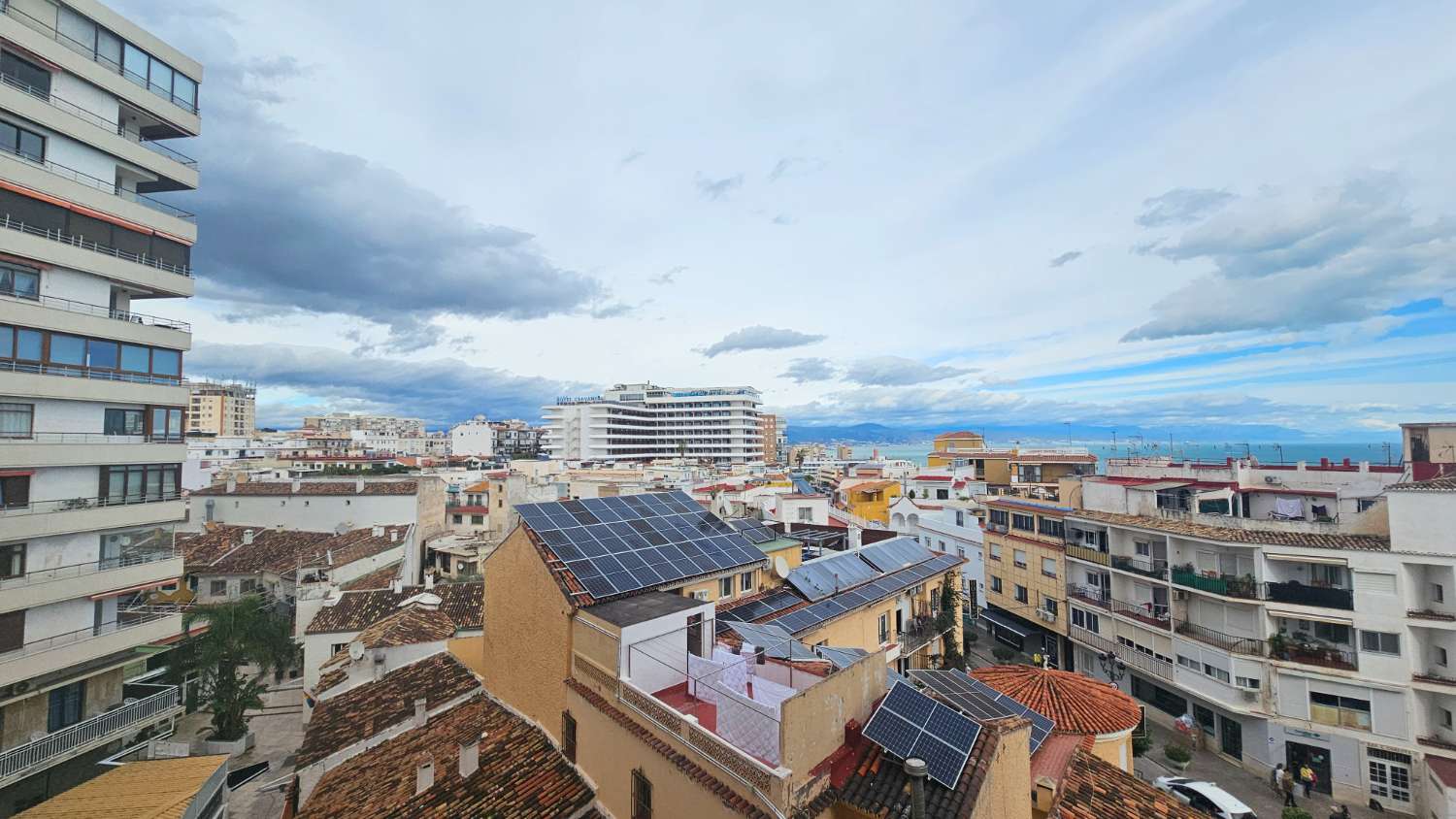 Bonito y excelente piso situado en la icónica Plaza de La Nogalera, en pleno centro de Torremolinos.