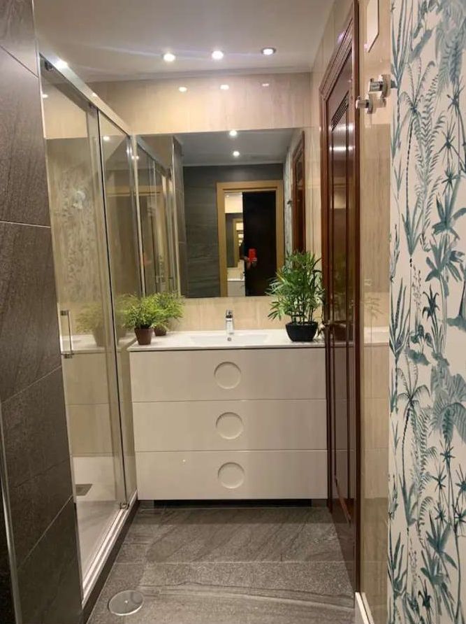 Bonito y excelente piso situado en la icónica Plaza de La Nogalera, en pleno centro de Torremolinos.