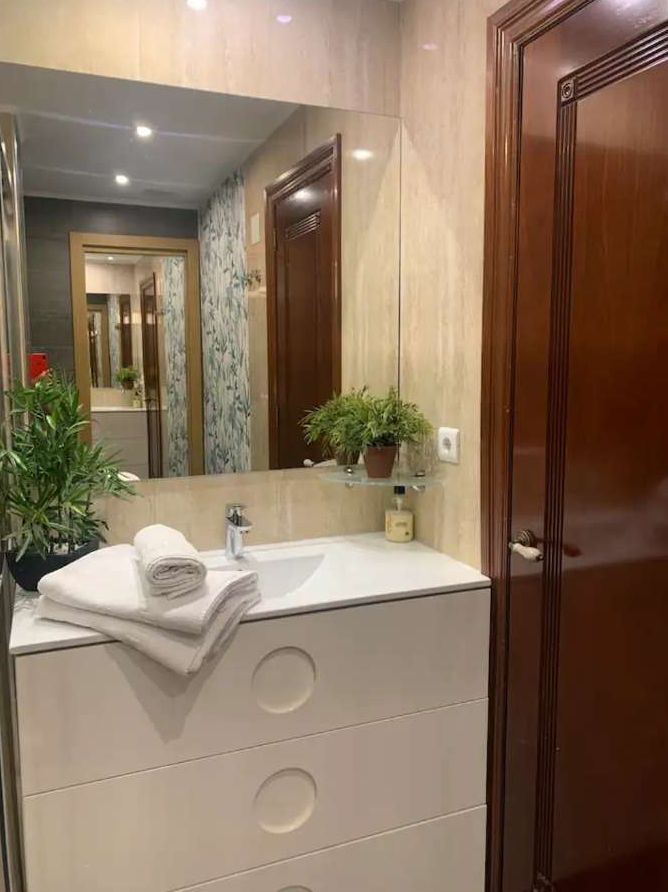 Bonito y excelente piso situado en la icónica Plaza de La Nogalera, en pleno centro de Torremolinos.