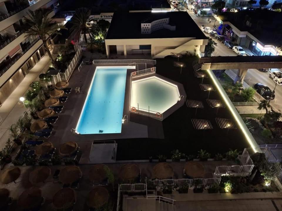 Bonito y excelente piso situado en la icónica Plaza de La Nogalera, en pleno centro de Torremolinos.