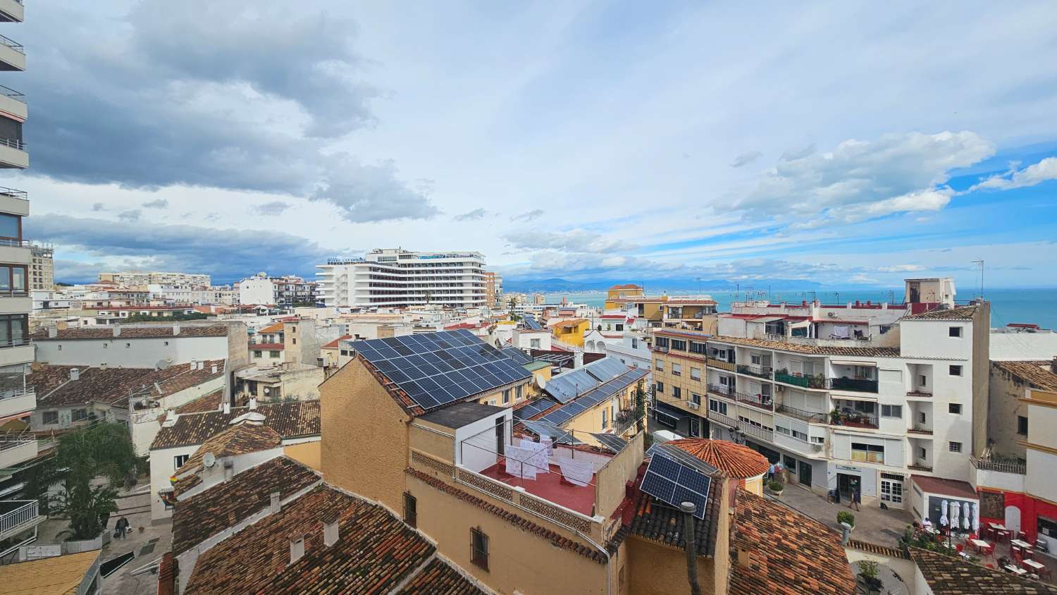Bonito y excelente piso situado en la icónica Plaza de La Nogalera, en pleno centro de Torremolinos.