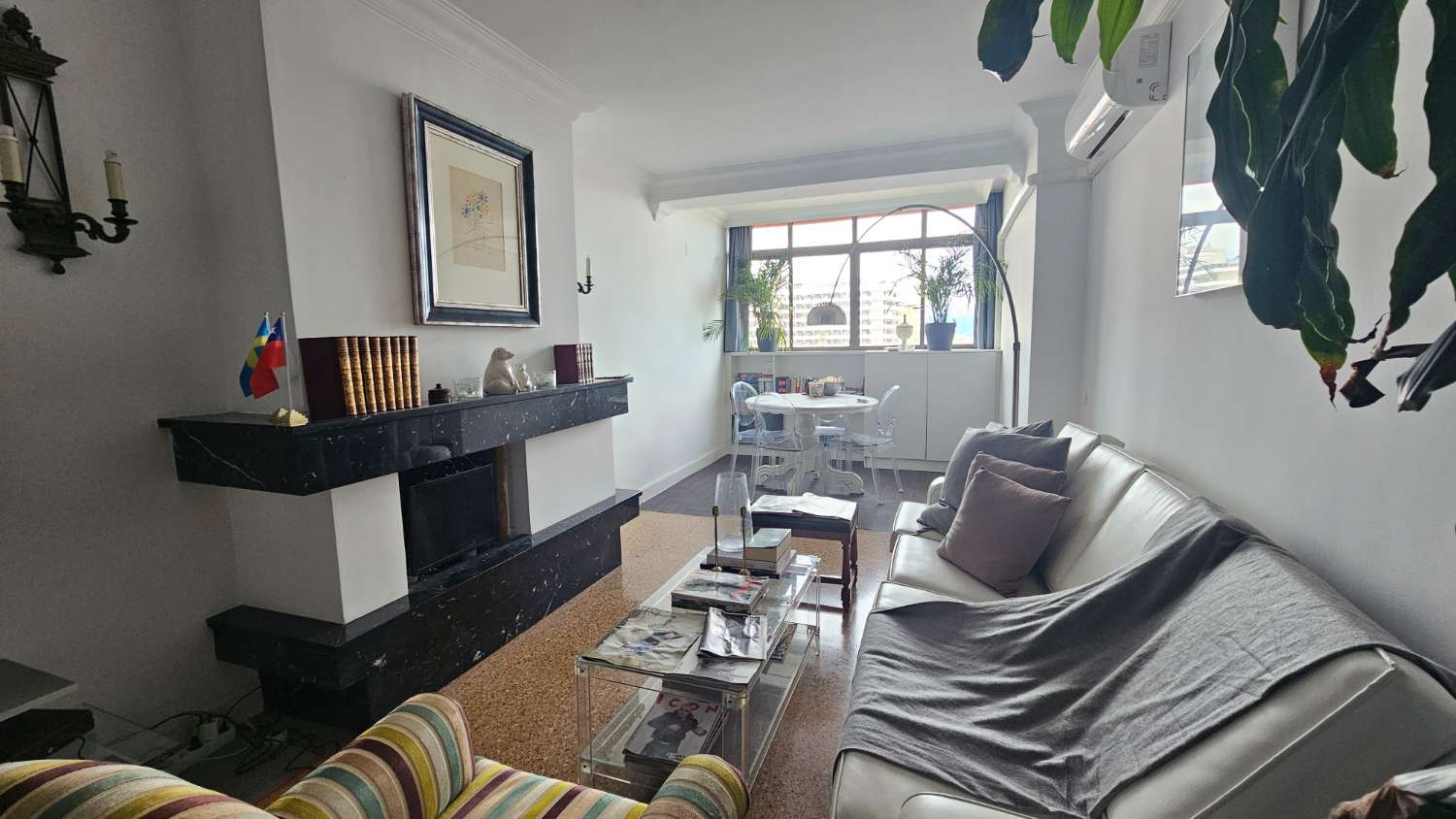 Bonito y excelente piso situado en la icónica Plaza de La Nogalera, en pleno centro de Torremolinos.