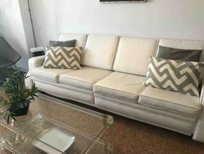 Bonito y excelente piso situado en la icónica Plaza de La Nogalera, en pleno centro de Torremolinos.