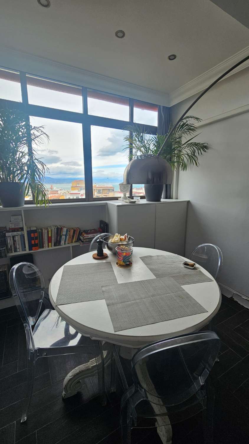 Bonito y excelente piso situado en la icónica Plaza de La Nogalera, en pleno centro de Torremolinos.