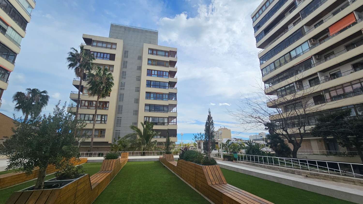 Bonito y excelente piso situado en la icónica Plaza de La Nogalera, en pleno centro de Torremolinos.