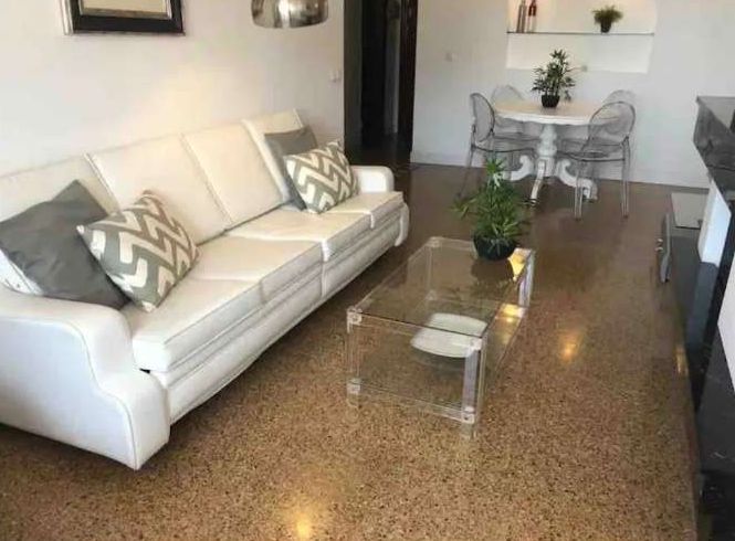 Bonito y excelente piso situado en la icónica Plaza de La Nogalera, en pleno centro de Torremolinos.