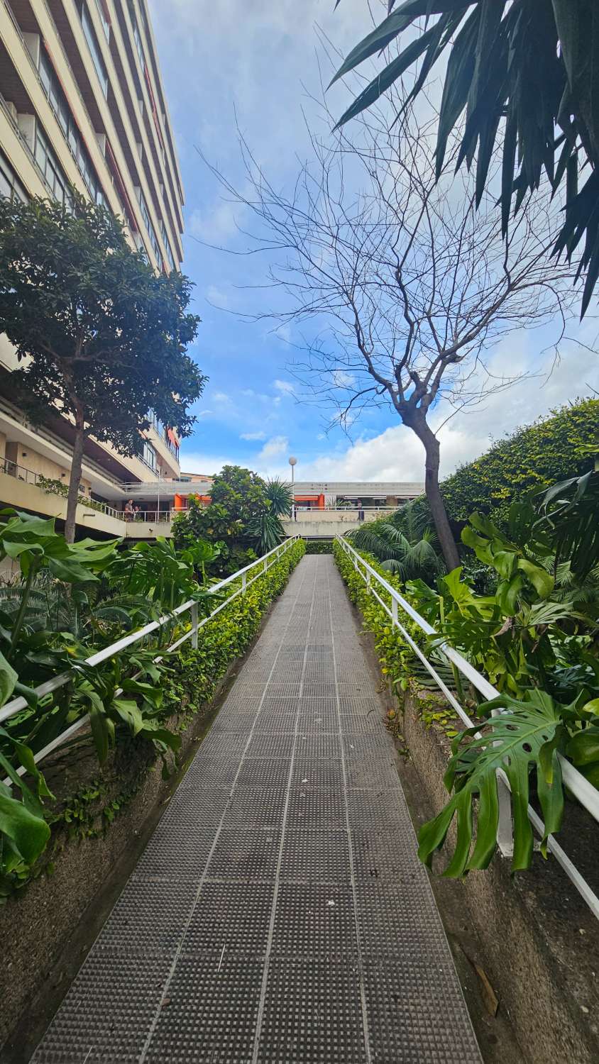 Bonito y excelente piso situado en la icónica Plaza de La Nogalera, en pleno centro de Torremolinos.