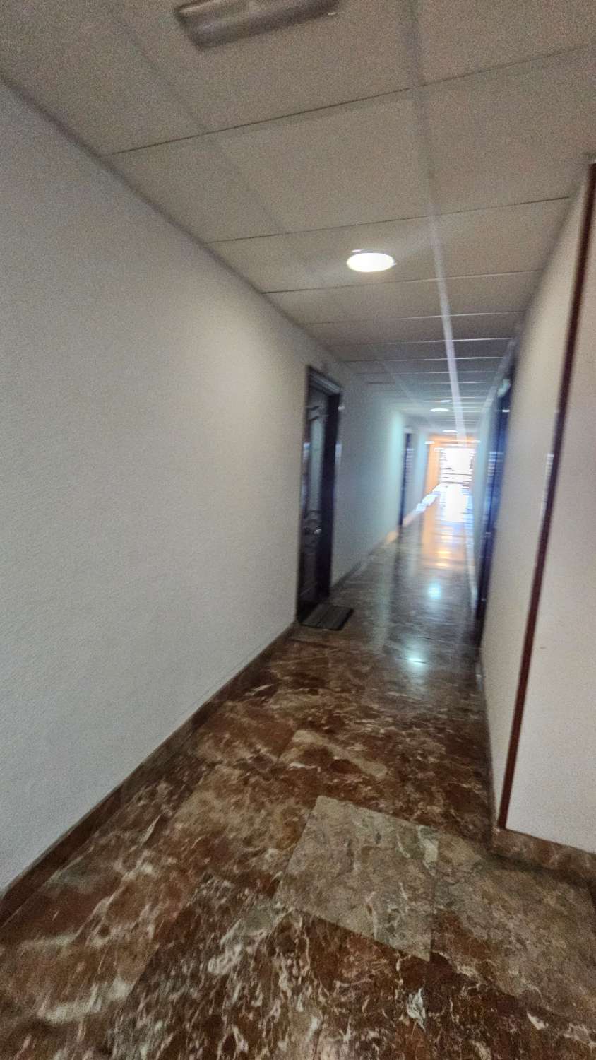 Bonito y excelente piso situado en la icónica Plaza de La Nogalera, en pleno centro de Torremolinos.