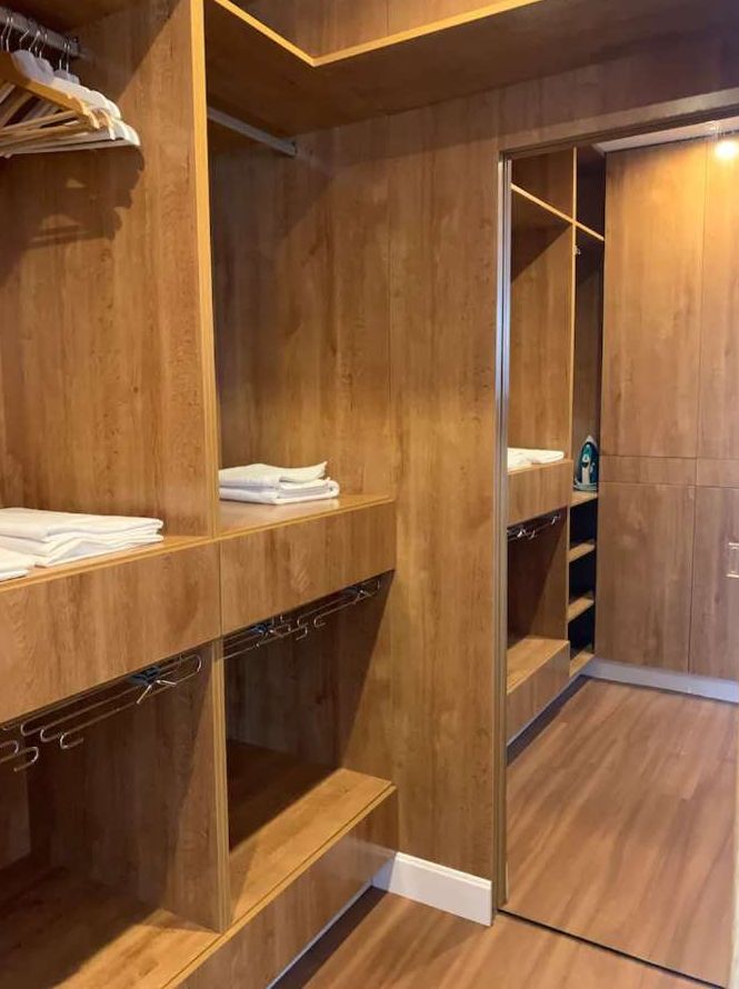 Bonito y excelente piso situado en la icónica Plaza de La Nogalera, en pleno centro de Torremolinos.