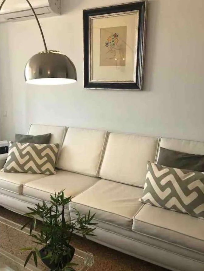 Bonito y excelente piso situado en la icónica Plaza de La Nogalera, en pleno centro de Torremolinos.