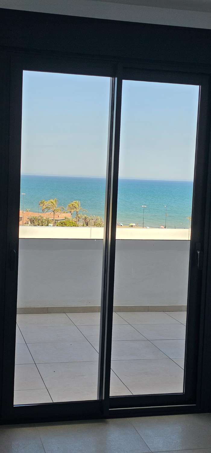 Ático espectacular en primera línea de playa – Vistas frontales al mar