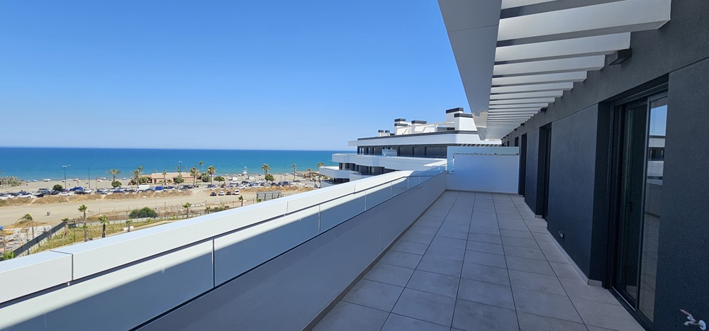 Ático espectacular en primera línea de playa – Vistas frontales al mar