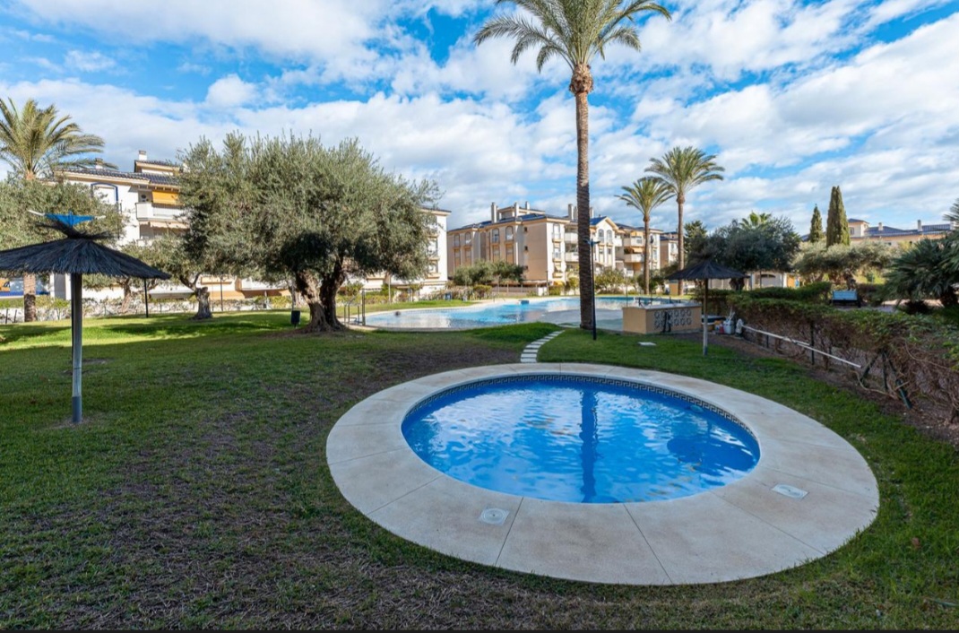 Våning till salu i Finca Monsálvez (Málaga)