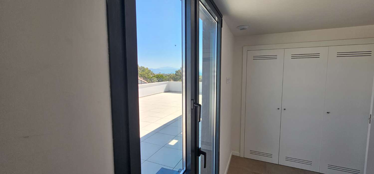 Ático de ensueño a estrenar en Los Álamos – Vistas frontales al mar