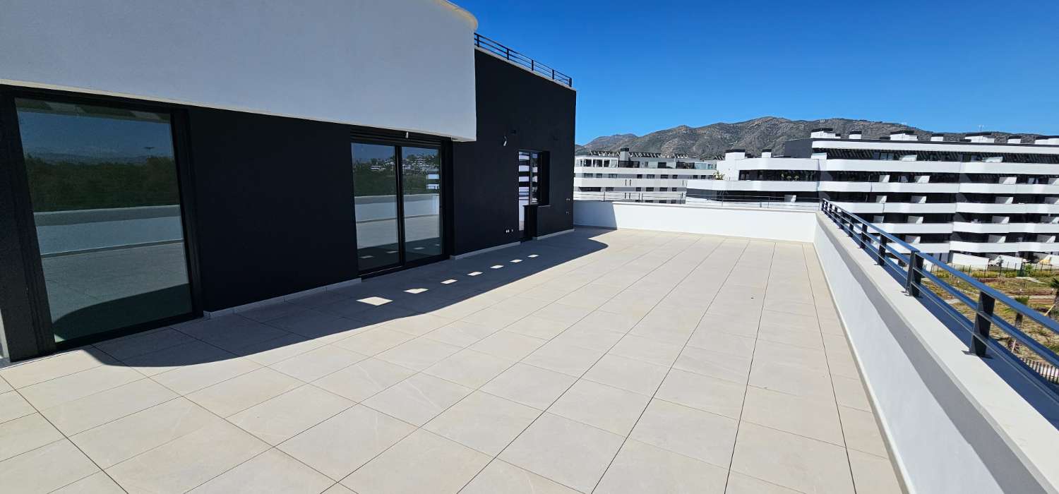 Ático de ensueño a estrenar en Los Álamos – Vistas frontales al mar