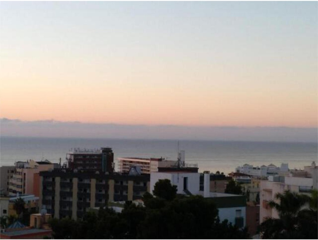 Estudio  en  Torremolinos con magníficas vistas al mar y a la montaña.