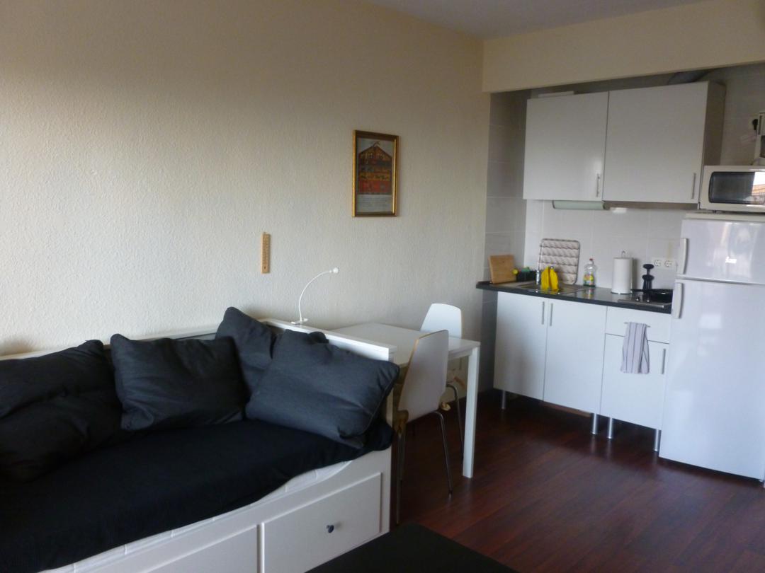 Estudio  en  Torremolinos con magníficas vistas al mar y a la montaña.