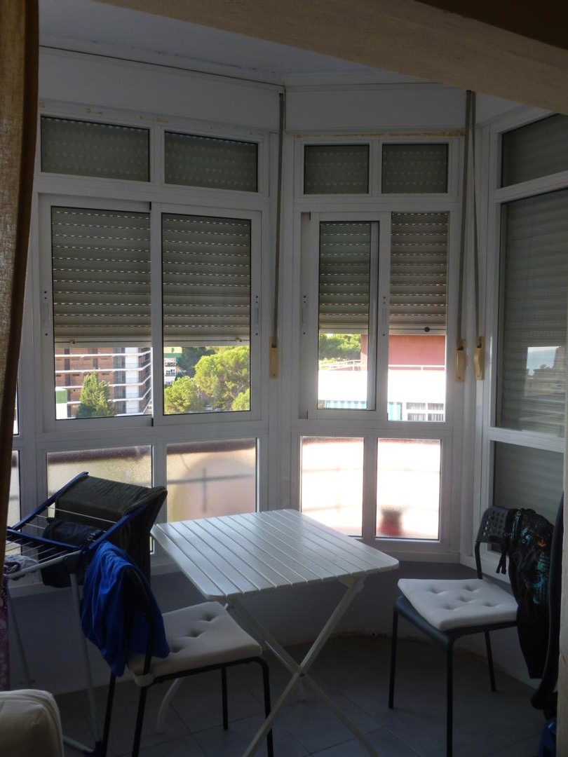 Estudio  en  Torremolinos con magníficas vistas al mar y a la montaña.