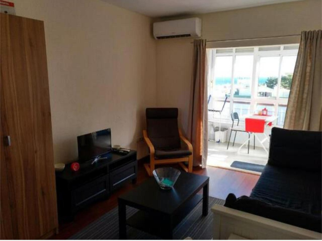 Estudio  en  Torremolinos con magníficas vistas al mar y a la montaña.