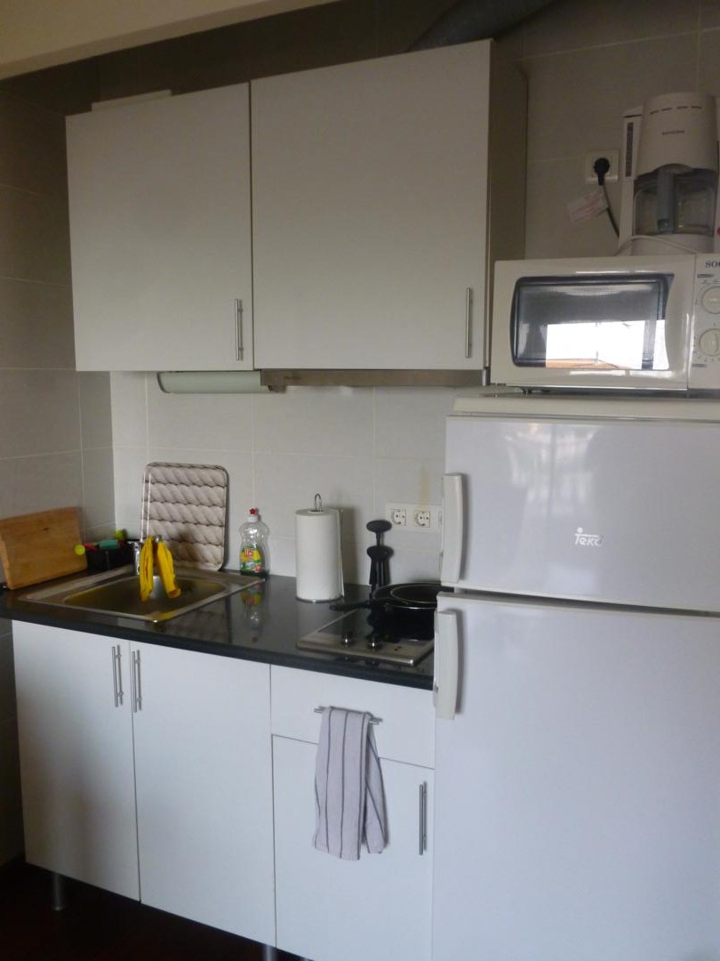 Estudio  en  Torremolinos con magníficas vistas al mar y a la montaña.