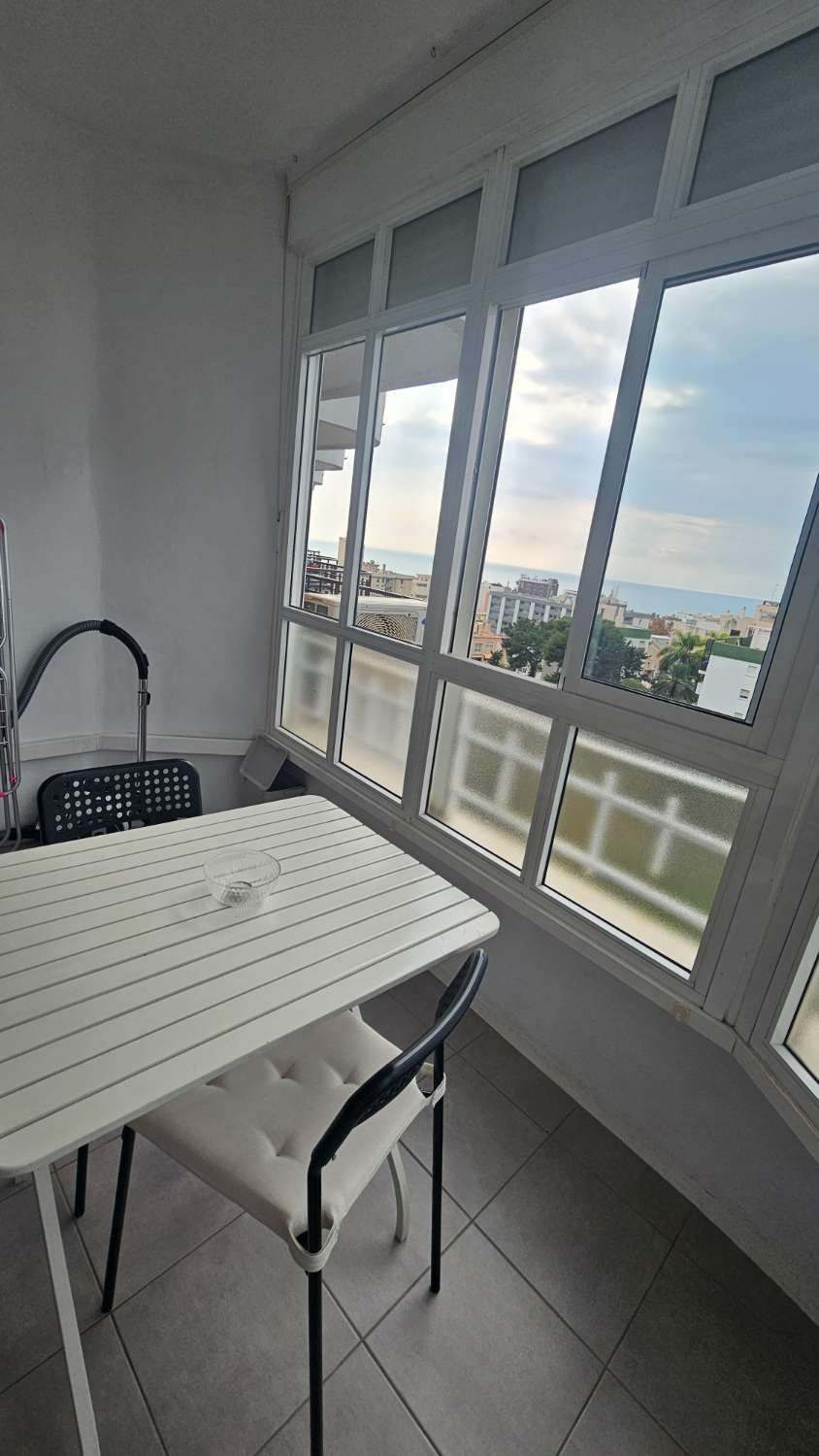 Estudio  en  Torremolinos con magníficas vistas al mar y a la montaña.