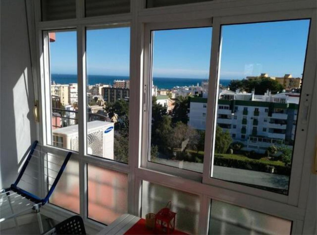 Estudio  en  Torremolinos con magníficas vistas al mar y a la montaña.