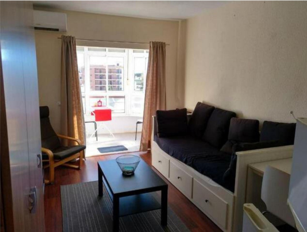 Estudio  en  Torremolinos con magníficas vistas al mar y a la montaña.