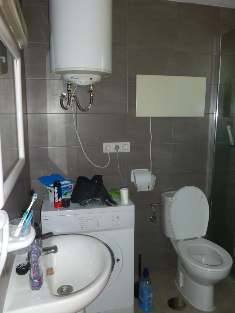 Estudio  en  Torremolinos con magníficas vistas al mar y a la montaña.