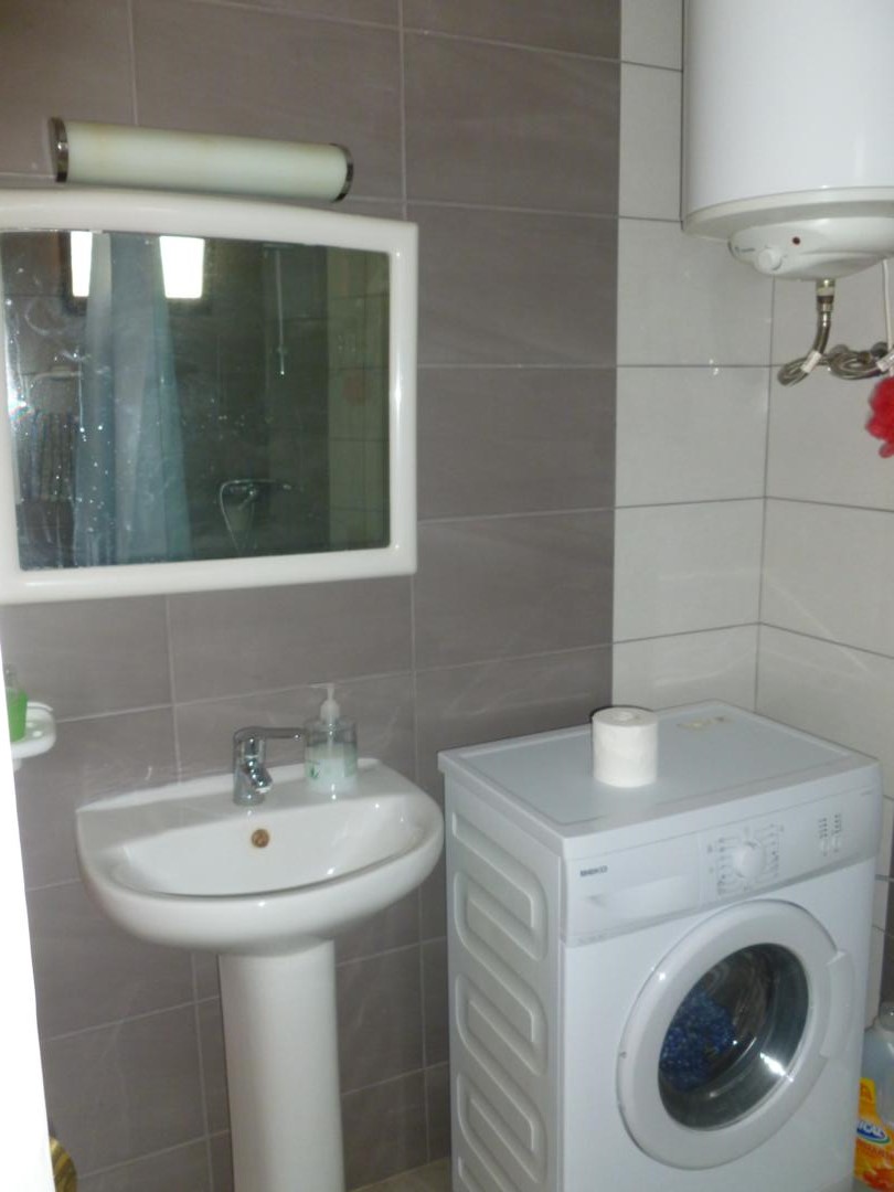 Estudio  en  Torremolinos con magníficas vistas al mar y a la montaña.