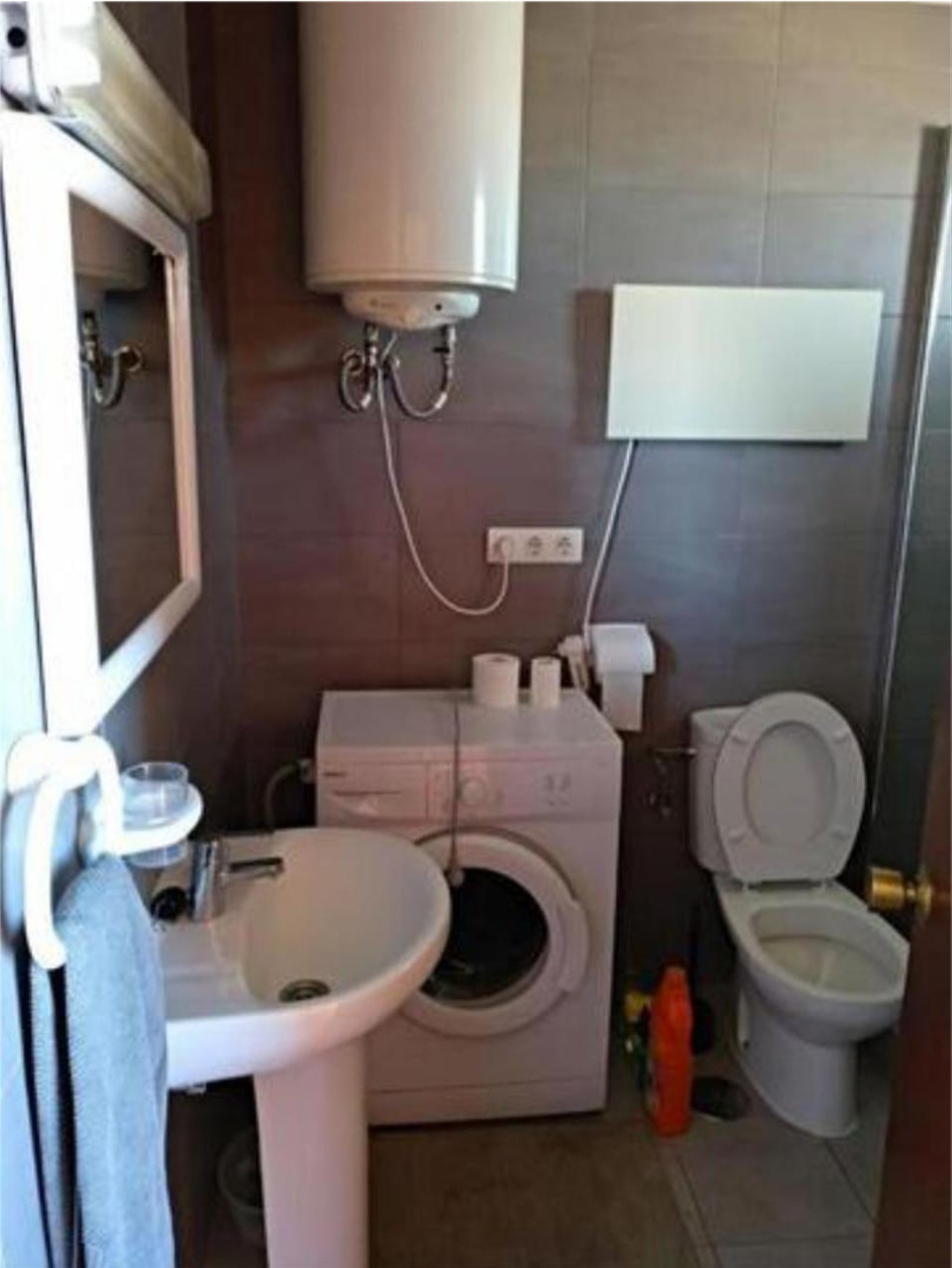 Estudio  en  Torremolinos con magníficas vistas al mar y a la montaña.